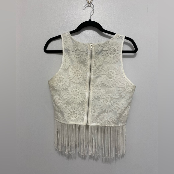 Vintage white florale crop top with fringe sz L but fits a size 4-6 - Picture 5 of 7